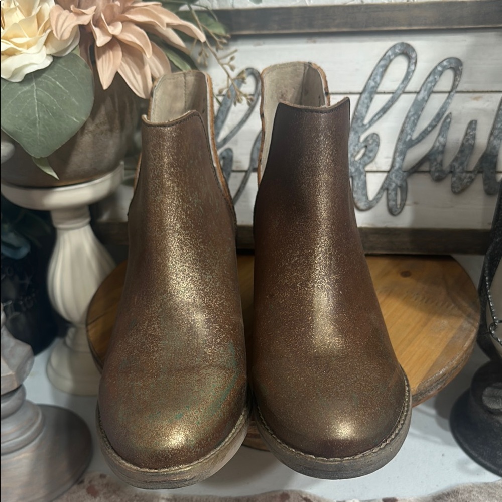 NWOT Circle G Metallic Brown Ankle Boots